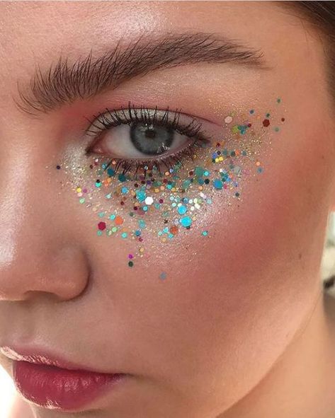 There are so many ways to add glitter. Applying it under the eyes is a unique and bold way to do so. #waystoaddglitter #undereyemakeup #glittermakeupeyeshadow Festival Make Up, Festival Makeup Glitter, Under Eye Makeup, Carnival Makeup, Festival Glitter, Glitter Face, Smink Inspiration, Beauty Make-up, Trendy Makeup