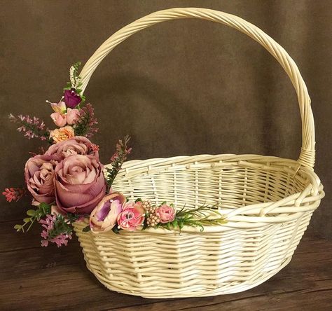 Decorated Baskets Ideas, Cane Baskets Decoration Ideas, Basket Decoration Ideas, Easter Basket Decoration, Fruit Flower Basket, Handmade Hamper, Basket Makeover, Basket Hamper, Decorating Easter Baskets