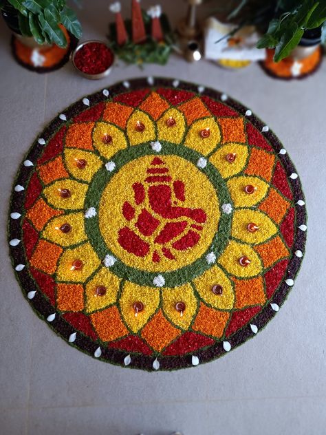 Award winning pookalam design 2023 Onam Floral Design, Rangoli Designs In Flower, Wedding Kolam Designs, Rangoli Designs By Flowers, Flower Rangoli For Onam, Rangoli Made By Flowers, Pookalam Simple Design, Ganpati Flower Rangoli, Simple Onam Pookalam Design Drawing