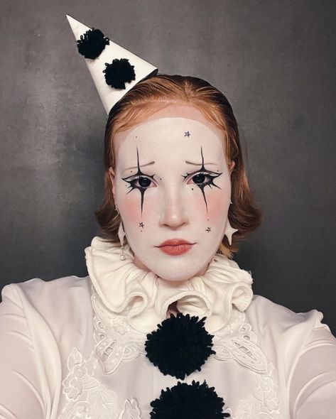 Old Fashion Clown Makeup, Steampunk Clown Makeup, Female Mime Makeup, Easy Jester Makeup, Clown Makeup Pierrot, Cute Circus Makeup, Mime Makeup Aesthetic, Mime Clown Makeup, Clown Black And White Makeup