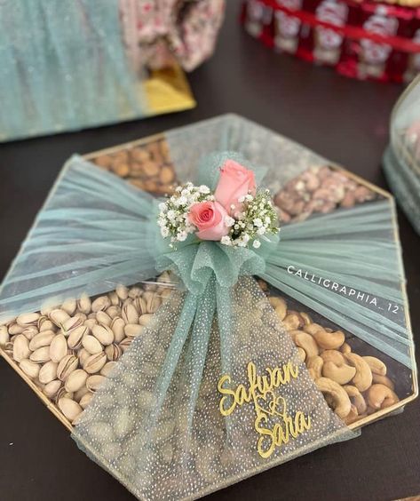 Engagement Trousseau Packing, Marawa Packing Ideas, Baat Pakki Gifts, Engagement Gift Packing Ideas, Dry Fruits Packing Ideas Gift Wedding, Engagement Gift Baskets Indian, Saree Packing Ideas Wedding Gift Packaging, Shagun Basket, Hamper Packing Ideas