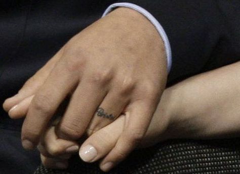 Bristol Palin's baby daddy, Levi Johnston, had her named inked around his ring finger. Wedding Ring Finger Tattoos, Ring Tattoo Designs, Tattoo Finger, Tattoo Wedding Rings, Ring Finger Tattoos, Cool Tattoos For Guys, Ring Tattoos, Mermaid Tattoos, Wedding Tattoos