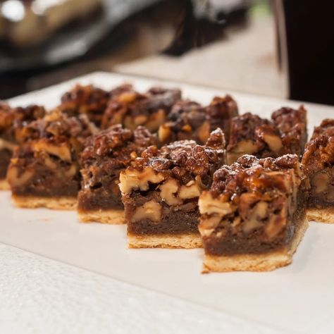 Enjoy this recipe for Chocolate Bourbon Pecan Bars Keto Pecan Pie Bars, Caramel Pecans, Chocolate Pecan Pie Bars, Pecan Pie Bars Recipe, Best Desserts Ever, Pie Bars Recipe, Keto Pecan Pie, Keto Buns, Bourbon Pecan Pie