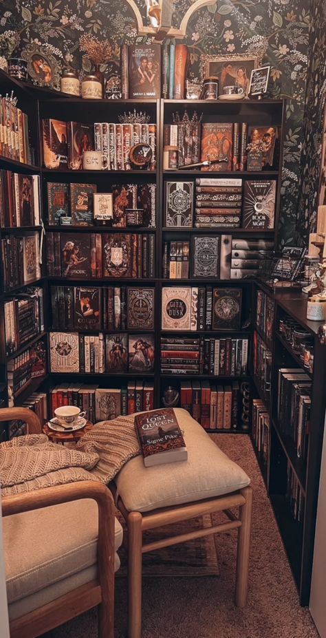 Dream Home Library, Cozy Home Library, Home Library Rooms, Bookshelf Inspiration, Lots Of Books, Library Aesthetic, Dream Library, Library Room, Home Library Design