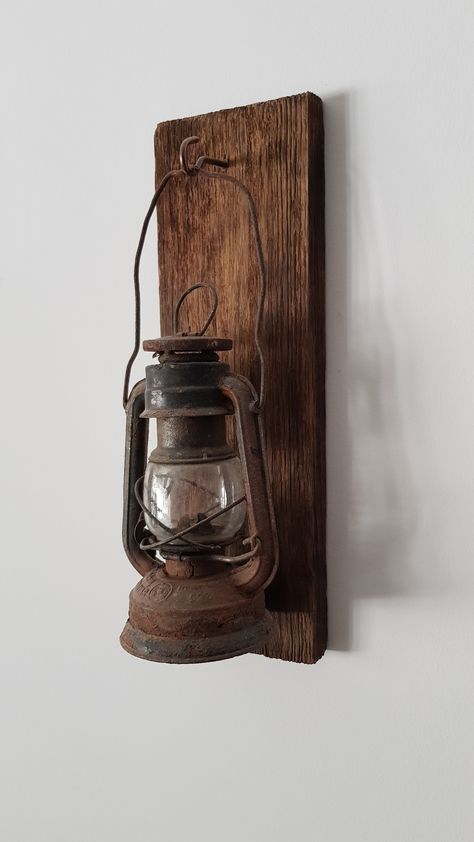 Rustic Wall Light Fixtures, Wooden Craft Ideas, Wood Lamp Design, Old Lanterns, Rustic Light Fixtures, Lantern Ideas, Wood Projects For Beginners, Wooden Craft, Scrap Wood Projects