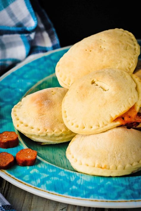 Homemade Pizza Pockets will make every hungry member of the family happy. Great for freezing and lunchboxes! Pizza Pockets Recipe, Homemade Pizza Pockets, Pizza Pops, Pizza Easy, Pizza Pockets, Pizza Snacks, Sourdough Pizza, Chef Food, Pizza Bites