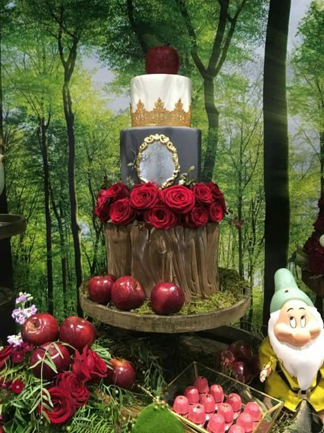 Snow white table, cake and backround Snow White Xv Theme, Snow White 15 Birthday Party, Snow White Quinceanera Theme, Snow White Quinceanera Invitations, Snow White Wedding Cake, Snow White Centerpiece Ideas, Snow White Dessert Table, Snow White Flowers Centerpiece, Snow White Wishing Well