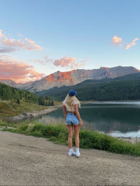 #sunset #preppy #aesthetic Outdoors Instagram Pictures, Preppy Mountain Aesthetic, Pics In Mountains, Mountain Trip Outfit Summer, Colorado Photo Ideas, Mountain Poses Photo Ideas Aesthetic, Colorado Picture Ideas Summer, Mountain Summer Aesthetic, Cabin Instagram Pictures