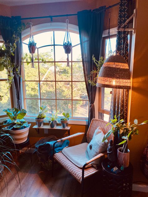 Add Bay Window, Bay Window Aesthetic Bedroom, Weird Bedroom Layout, Boho Bay Window, Curtains Living Room 2023, Living Rooms With Bay Windows, Bay Window Bedroom Layout, Carries Apartment, Bay Window Styling