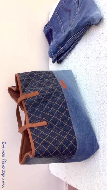 Jeans Reuse Ideas, Jean Bags Pattern Ideas, Jeans Recycle Ideas, Återvinna Jeans, Diy Bags Jeans, Tas Denim, Jeans Crafts, Desain Tote Bag, Reuse Ideas