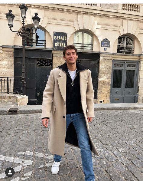 Mens Beige Overcoat Outfit, Man Paris Outfit, Men Winter Outfits Old Money, Mens Overcoat Outfit Casual, Winter Outfits Men Old Money, Paris Men Outfit, New York Outfits Men, Spain Outfits Winter, Mens Overcoat Outfit