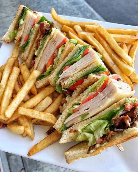 Croissant Sandwich, Turkey Burger Recipes, Club Sandwich, Snacks Für Party, Chapati, Cafe Food, Pretty Food, Food Cravings, I Love Food