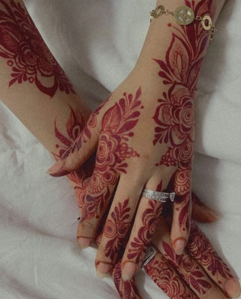 Red Henna Designs Hands, Hard Henna Designs, Roses Henna Design, Henna Menela, Henna Main, Cute Henna Designs, Henna Inspo, Khafif Mehndi Design, Red Henna