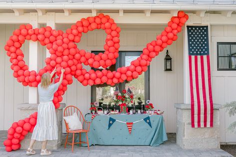 4TH OF JULY PARTY IDEAS FOR THE BEST PATRIOTIC PICNIC – Bonjour Fête Forth Of July Decorations Diy Easy, 4th Of July Photoshoot Ideas, America Birthday Party, Americana Party, Fouth Of July Crafts, Patriotic Picnic, 4th Of July Party Ideas, Berry Desserts, Patriotic Birthday