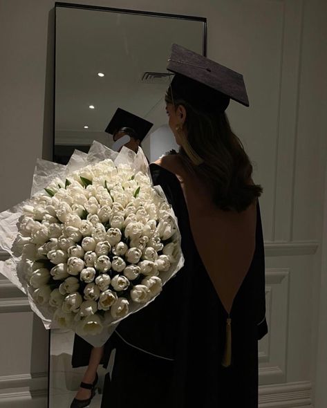 Graduation Esthetics Pictures, 2024 Vision Board Aesthetic Pictures Graduation, Graduation 2025 Aesthetic, Vision Board Graduation Aesthetic, Graduating University Aesthetic, Graduation Pictures Vision Board, Graduation Aesthetic Vision Board, Aesthetic Cap And Gown Pictures, Life Goals Pictures Lifestyle