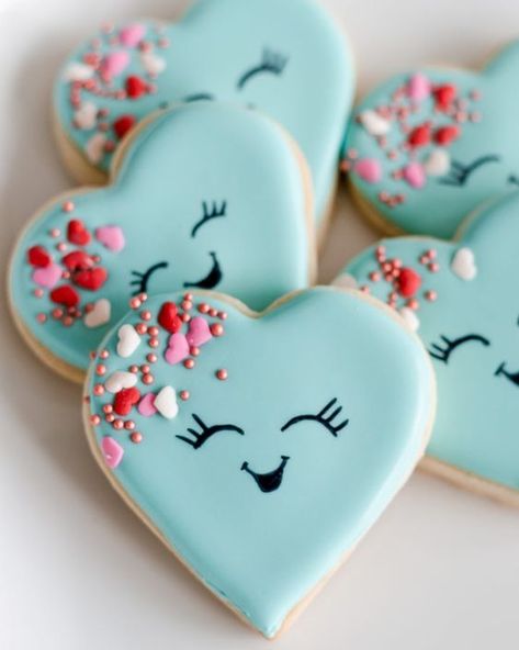 Cookies To Make And Sell, Valentines Day Color Palette 2023, Step By Step Cookie Decorating, Valentines Cutout Cookies, Teacher Cookie Cake, Beginner Royal Icing Cookies, Valentines Heart Cookies, Beginner Cookie Decorating Ideas, Valentine Cookies Decorated Buttercream