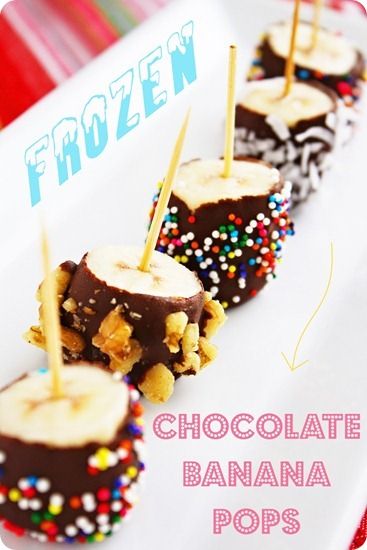 Frozen Chocolate Banana Pops! By using just a little chocolate, these are still ass friendly! Sunday Sweets, Frozen Chocolate Bananas, Banana Pops, Sweets Chocolate, Frozen Chocolate, Summer Treats, Chocolate Banana, Frozen Banana, Kids Snacks