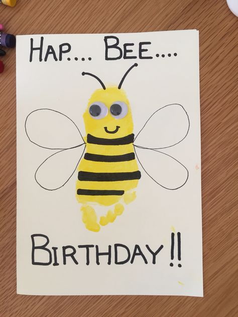 Hap-Bee Birthday card with toddler footprint and googley eyes Bee Birthday Cards, Birthday Presents For Dad, Anniversaire Diy, Footprint Crafts, Homemade Birthday, Birthday Card Craft, Homemade Birthday Cards, Birthday Cards For Mom, Handprint Crafts