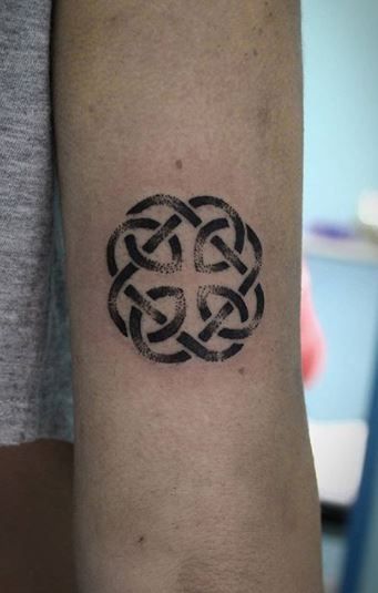 Simple Celtic Knot Tattoo, Celtic Dara Knot Tattoo, Celtic Knot Tattoo Men, Shield Knot Tattoo, Celtic Knots And Meanings, Irish Knot Tattoo, Celtic Love Knot Tattoo, Dara Knot Tattoo, Tattoo Ideas Ankle