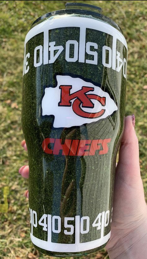 Football Epoxy Tumbler, Nfl Tumbler Ideas, Football Tumbler Ideas, Kansas City Chiefs Tumbler, Chiefs Tumbler, Outdoors Crafts, Football Turf, Cricut Tumblers, Chiefs Wallpaper