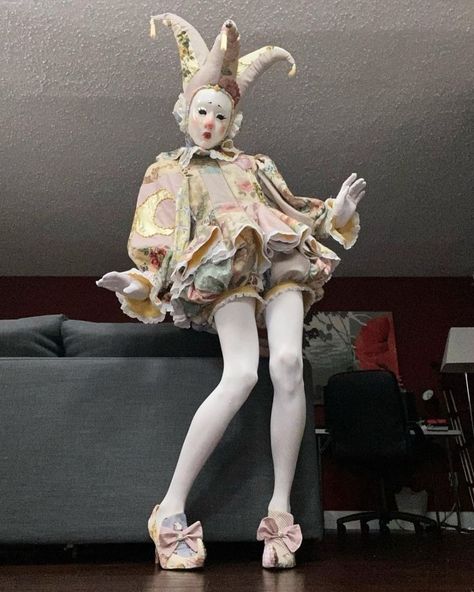 Short Person Pose Reference, Clown Drag Outfit, Clown Porcelain Doll, Aesthetic Clown Outfits, Art Poses Photography, Goth Clown Outfit Male, Clown Inspired Fashion, Clown Doll Costume, Jester Core Outfit