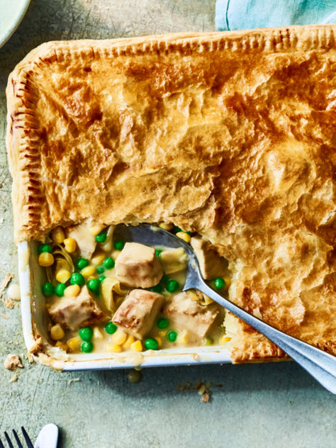 This cheat’s take on a classic uses a pastry sheet for some instant pie magic. An easy treat to start the week. Pastries Savory, Aga Cooking, Dinner Pie, Turkey Bacon Recipes, Puff Pastry Pie, Bacon Pie, Chicken Pie Recipe, Leek Pie, Savoury Bakes