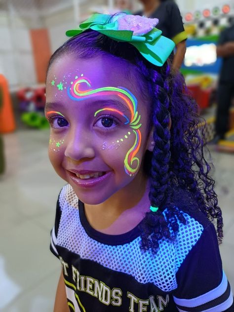 Glow In Dark Face Paint, Neon Face Painting Ideas, Simple Neon Face Paint, Jelly Fish Face Painting, Easy Neon Face Paint Ideas, Neon Uv Makeup, Black Light Face Paint Ideas, Easy Festival Face Paint, Glow Party Face Paint Ideas