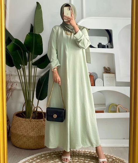 Very simple yet elegant abaya Mint Green Abaya, Pastel Abaya, Elegant Abayas, Green Dress Casual, Muslim Women Fashion, Muslimah Fashion Outfits, Muslimah Fashion, Hijab Style, Churidar