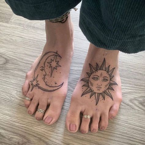 Tattoo Ideas Philosophy, Knee Tattoo Outline, Hippie Tats, Shading Tattoos, Hippie Tattoos, Hippie Tattoo, Tattoo Moon, Moon Tattoos, Sun Tattoos