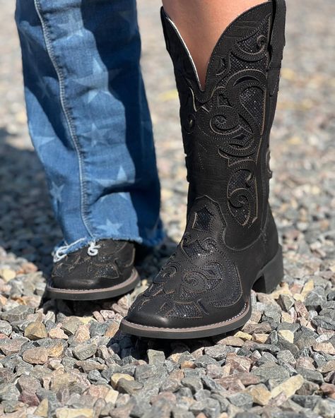 Bota Big Bull boots, de altíssima qualidade, perfeita pra te acompanhar em todos os lugares !!🥰❤️ Garanta no wpp (15)99600-4848 vendedora Rê 📲 Black Western Style Boots For Western-themed Events, Look Bota Country, Black Western Mid-calf Boots For Western Events, Botas Western, Bota Country, Vision Board, Cowboy