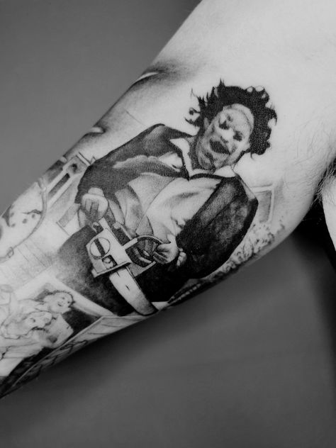 Horror Icon Tattoos, Leatherface Tattoo Ideas, Leather Face Drawing, Leather Face Tattoo Design, Texas Chainsaw Mascara Tattoo, 13 Ghosts Tattoo, Leather Face Tattoo, Texas Chainsaw Tattoo, Leatherface Drawing