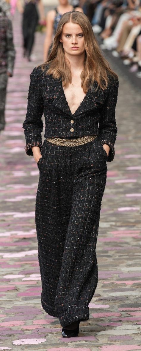 Chanel Fall 2023 Haute Couture Chanel Fall 2023 Couture, Chanel Fall 2023, Couture 2023, Black And White Makeup, Chanel 2023, 2023 Couture, Chanel Couture, Chanel Haute Couture, Fall 2023