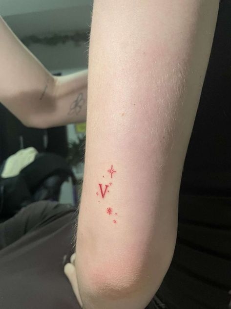 Red Ink Star Tattoo, Red Stars Tattoo, Red Ink Fine Line Tattoo, V Tattoo Ideas, Fine Line Red Tattoo, Fine Line Stars, Red Lines Tattoo, Small Red Ink Tattoo, Red Fine Line Tattoo