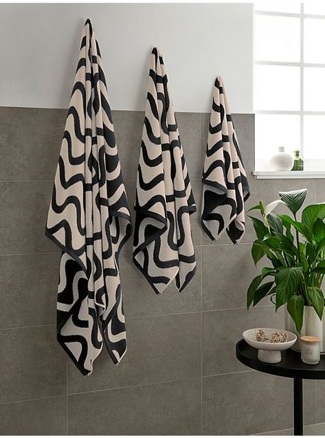 Cream & Black Sculptured Wiggle Towel Range Cream And Black Bathroom, Black And Cream Bathroom, Decorative Bathroom Towels, Bathroom Towels Display, Black And White Towels, Luxury Bathroom Design, Bathroom Towel Decor, White Bathroom Accessories, White Hand Towels