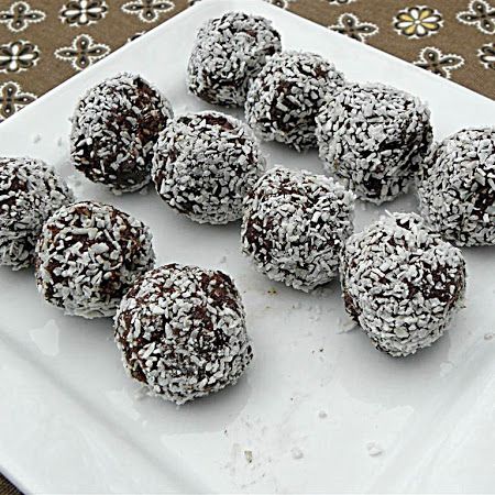 No-Bake Munchkins Munchkins Recipe, Chocolate Coconut Balls, Healthy Christmas Cookies, Skillet Chocolate Chip Cookie, Coconut Balls, Christmas Cookie Recipes, Vegan Cookies Recipes, Healthy Cookie Recipes, Healthy Christmas