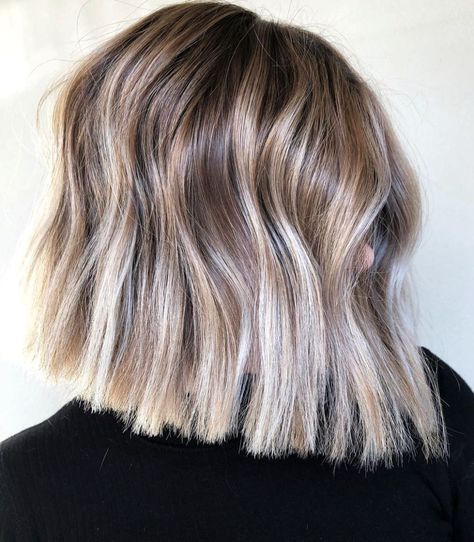 50 Blunt Cuts and Blunt Bobs That Are Dominating in 2020 - Hair Adviser Blonde Balayage Bob, Balayage Hairstyles, Balayage Bob, Short Hair Balayage, Blonde Bobs, Hair Envy, Natural Hair Color, Long Hair Cuts, Blonde Balayage