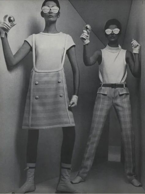 Fashion Inspired by '60s Space-Age Chic | Vogue 1960 Space Age Fashion, Space Age Fashion 1960s, 60s Space Age Fashion, Futurism Design, 60s Space Age, 1960s Space Age, Moodboard Images, Space Age Fashion, Fashion 1960s