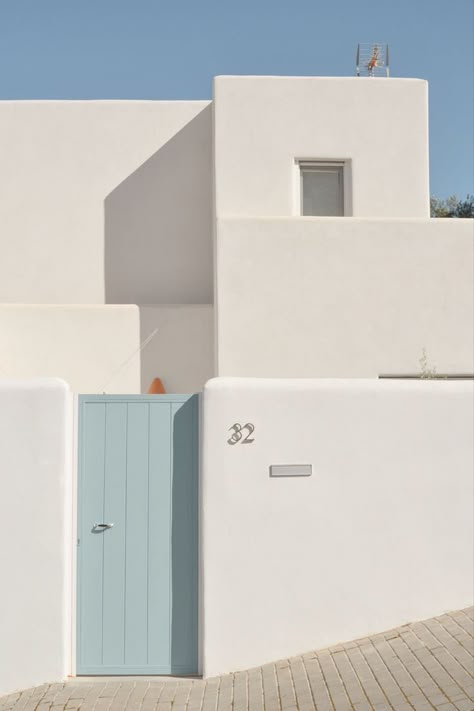 #architecture #aesthetic #white Modern Adobe House, Townhouse Ideas, Santorini House, Architecture Aesthetic, Beach House Interior Design, Modern Small House Design, Adobe House, House Color Palettes, Vintage Architecture