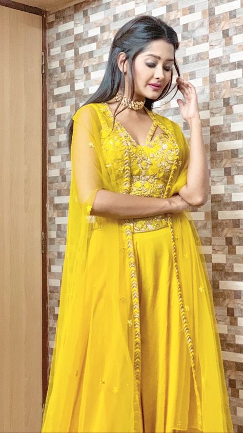 Kanchi Singh, Khushi Kapoor Yellow Outfit, Kanchi Singh Yrkkh, Kanchi Singh Instagram, Nora Fatehi Yellow Dress, Jannat Zubair Yellow Dress, Rashi Singh Navel, Romantic Love Couple, Wedding Diary