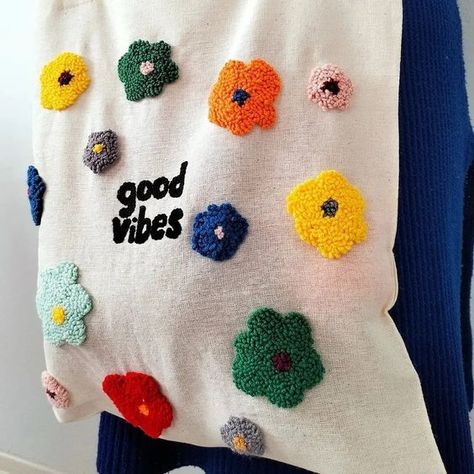 Tufted Clothes, Punch Needle Tote Bag, Punch Needle Patterns, Pola Sulam, Punch Needle Embroidery, Embroidery On Clothes, 자수 디자인, Punch Art, Needle Art