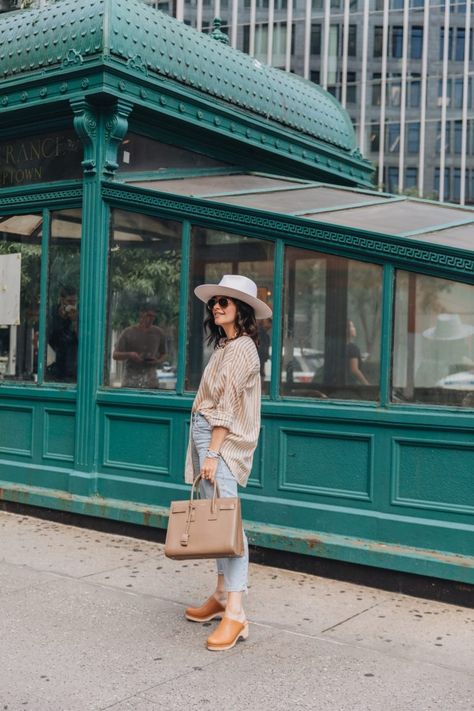 Tan Clogs Outfit, Heeled Clogs Outfit, Brown Clogs Outfit, Clog Outfit Summer, How To Style Clogs, Clogs Outfit Fall, Clog Outfit, Style Clogs, Clogs Outfit