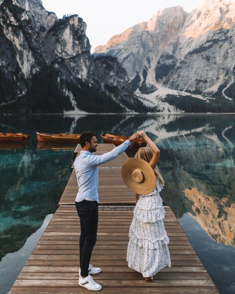 Visit the beautiful lago di Braies in the Dolomites UNESCO in Italy. This lake is absolutely incredible, the reflection of the mountains on the water North Italy, Gorgeous Places, Dolomites Italy, Toscana Italia, Beautiful Countryside, The Dolomites, Romantic City, Rotorua, Famous Places