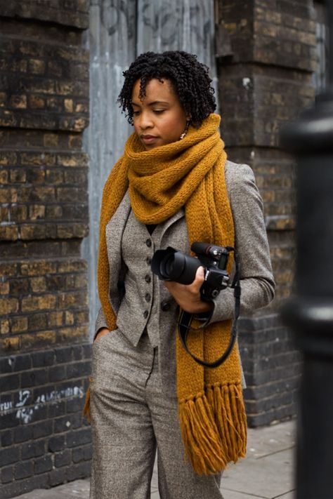 I like everything about this, especially for winter. Dress Like A Parisian, Book Dress, Casual Chique, Chunky Scarves, Dapper Style, Paris Dresses, How To Wear Scarves, Warm Outfits, Looks Style