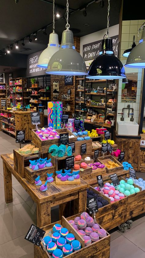 Just some cute bathbombs and skin/hair care products. #lush #lushcosmetics #aesthetic #color #skincare Lush Cosmetics Aesthetic, Lush Bathbomb Aesthetic, Lush Products Aesthetic, Bathbomb Aesthetic, Bath Vibes, Lush Aesthetic, Lush Shop, Hismile Teeth Whitening, Lush Store