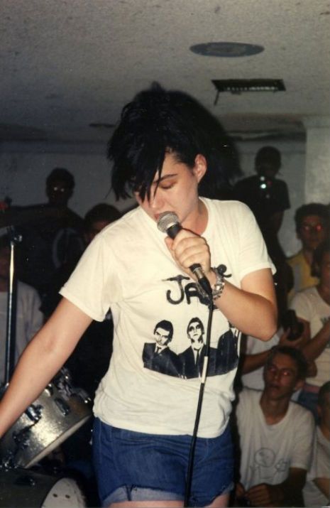 Dangerous Minds | This could suck: Kathleen Hanna on public speaking Feminist Punk, Kathleen Hanna, Brit Pop, Feminist Fashion, 90s Punk, Punk Movement, Women Of Rock, Power Pop, Riot Grrrl