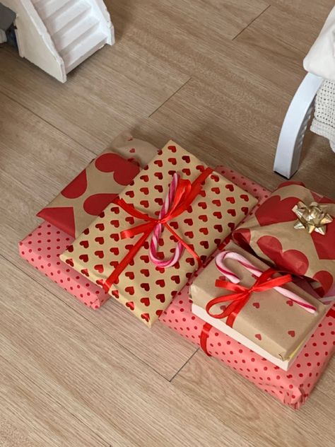 Valentine Gift Aesthetic, Gift Wrapping Ideas Aesthetic, Gift Aesthetic Ideas, Birthday Presents Aesthetic, Valentines Gift Aesthetic, Valentine’s Day Gift, Cute Wrapping Ideas, Valentines Gift Wrapping, Cute Gift Packaging