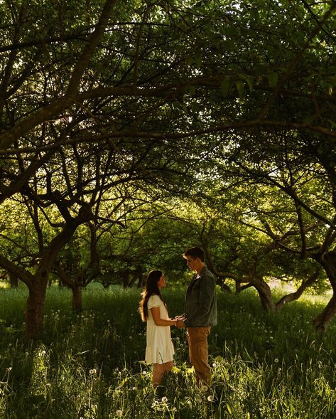 Engagement Photos Brunette, Happy Engagement Photos, Outdoor Photo Shoot Poses For Men, Engagement Photos Ideas Outdoor, Farm Engagement Photos Ideas, Wood Engagement Pictures, Engagement Photos In Nature, Subtle Couple Pictures, Engagement Photos Nature