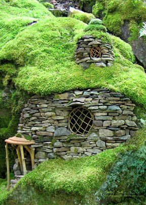 Greenspirit Arts: Emerald Moss Faerie House - Sally J Smith Casa Do Hobbit, Case Sotterranee, House Forest, Hobbit Hole, Faeries Gardens, Unusual Homes, Hobbit House, Fairy Garden Houses, Have Inspiration