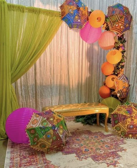 Gallery — Event Envy Gaye Holud Decorations At Home, Diy Indian Backdrop Ideas, Gaye Holud Decorations, Mehndi Night Decoration, Dholki Decor Home, Mehndi Decor At Home, Mehndi Decoration Ideas At Home, Mehendi Backdrop, Dholki Ideas