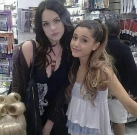 Ariana Grande And Liz Gillies, Childhood Shows, Liz Gilles, Victorious Cast, Jade West, Liz Gillies, Elizabeth Gillies, Girls Together, Friend Poses Photography